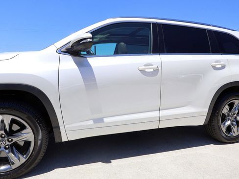 Used 2018 Toyota Highlander Limited Platinum FWD image 35