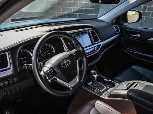 Used 2019 Toyota Highlander XLE image 9
