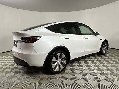 Used 2022 Tesla Model Y Long Range image 4