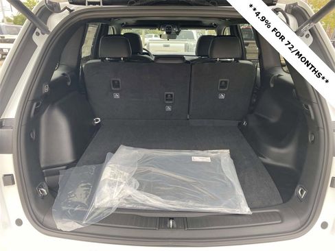 New 2025 Jeep Grand Cherokee Altitude image 9