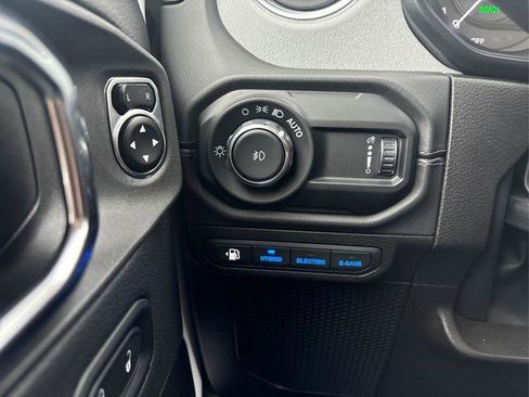 Used 2025 Jeep Wrangler Sahara AWD/4WD image 15