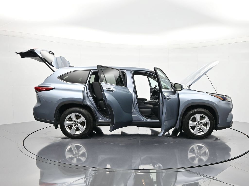 Used 2023 Toyota Highlander LE AWD/4WD image 47