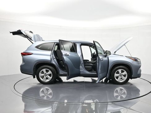 Used 2023 Toyota Highlander LE AWD/4WD image 47