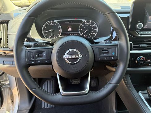 Used 2025 Nissan Pathfinder SV image 30