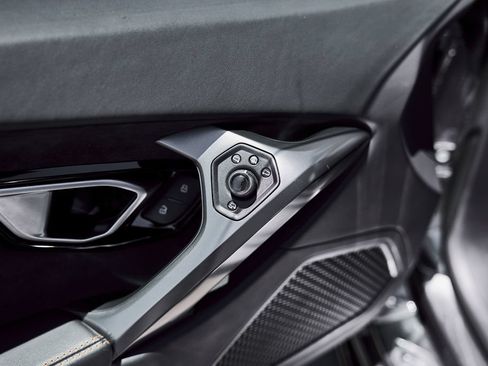 Used 2021 Lamborghini Huracan EVO RWD image 37