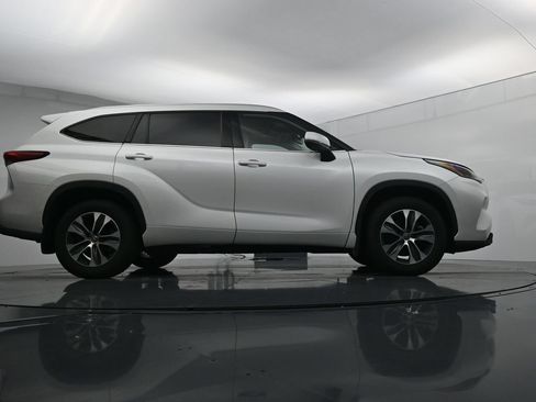 Used 2022 Toyota Highlander XLE AWD/4WD image 35