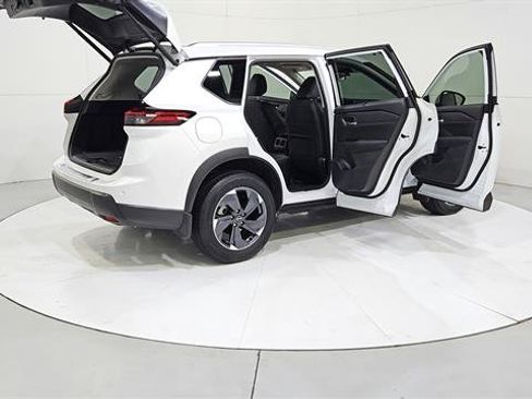 Used 2025 Nissan Rogue SV w/ SV Premium Package FWD image 12