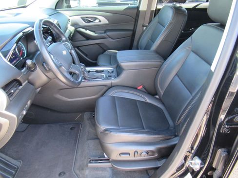 Used 2021 Chevrolet Traverse LT image 17