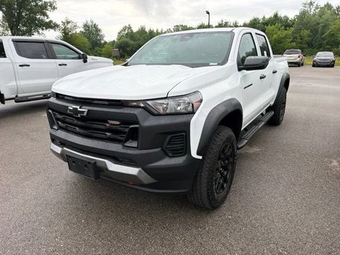 Used 2025 Chevrolet Colorado Trail Boss AWD/4WD image 2