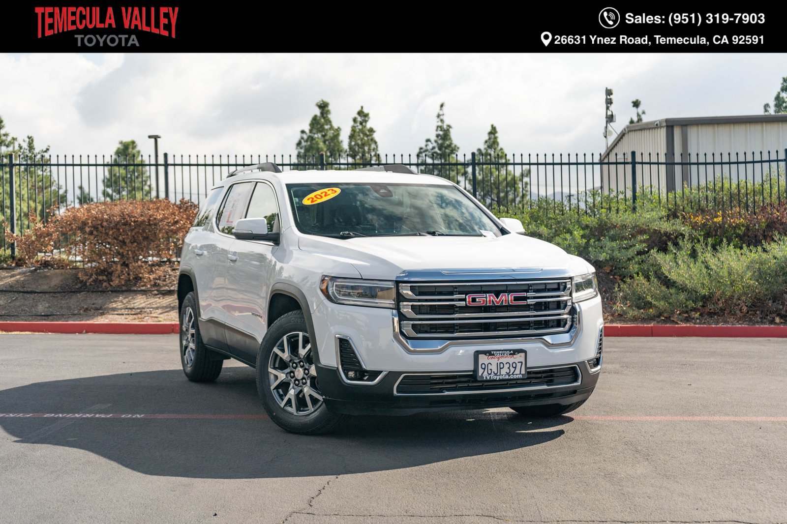 Used 2023 GMC Acadia SLT FWD image 1