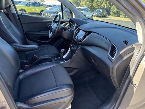 Used 2022 Chevrolet Trax LT w/ LT Convenience Package image 18