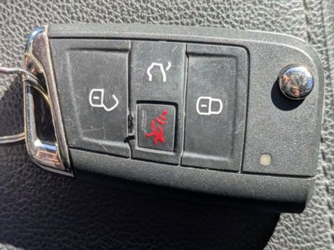 Used 2020 Volkswagen Tiguan SE image 33