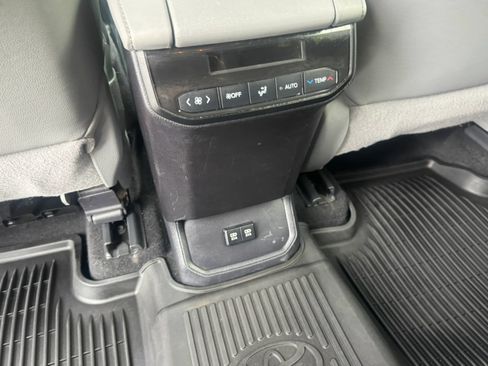 Used 2020 Toyota Highlander XLE FWD image 29