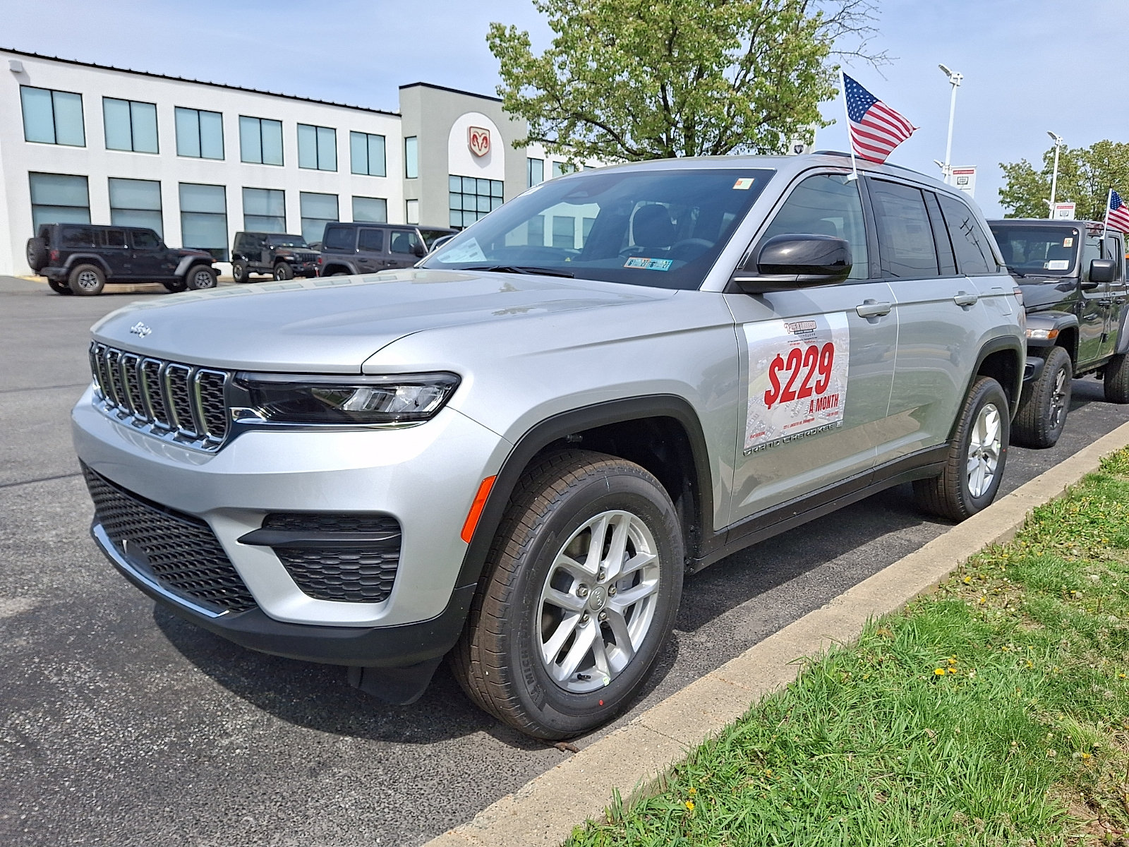 New 2026 Jeep Grand Cherokee Laredo AWD/4WD image 3