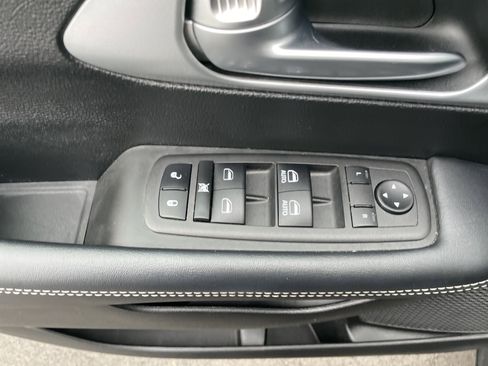 Used 2023 Chrysler Pacifica Touring-L w/ S Appearance Package image 33