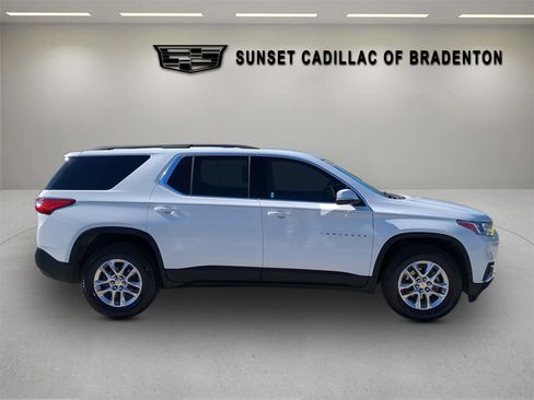 Used 2021 Chevrolet Traverse LT image 3