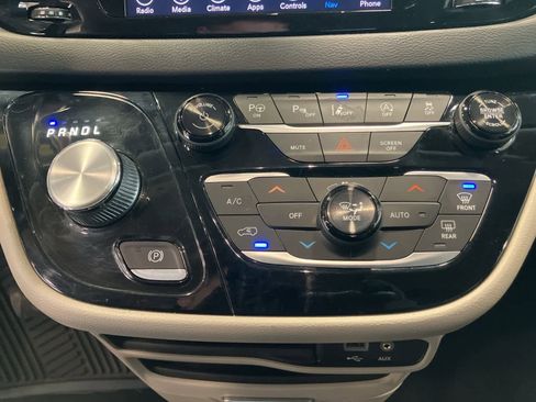 Used 2018 Chrysler Pacifica Touring-L w/ Advanced Safetytec Group image 17