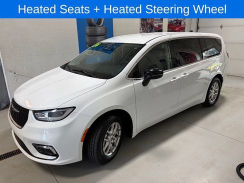 Used 2024 Chrysler Pacifica Touring-L FWD image 3