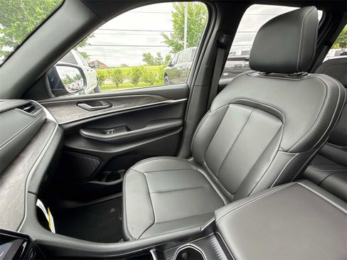 New 2025 Jeep Grand Cherokee Limited w/ Black Appearance Package image 30