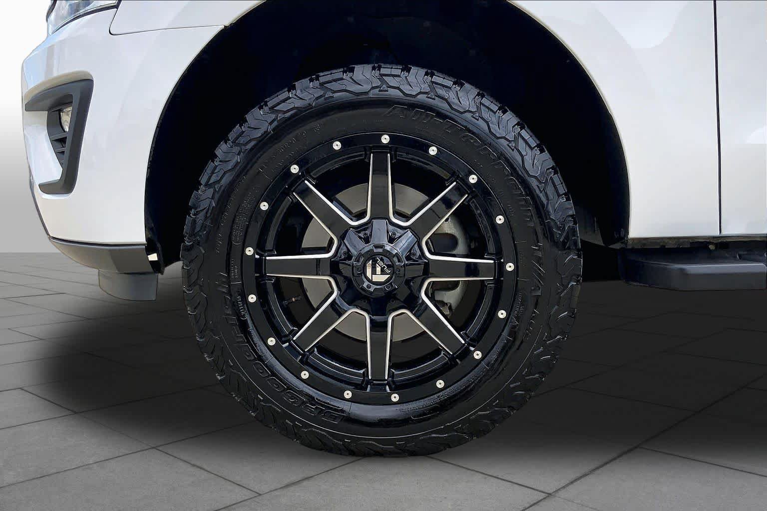 Used 2019 Ford Expedition XLT w/ Equipment Group 202A AWD/4WD image 11
