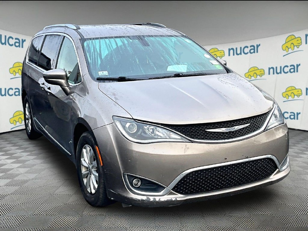 Used 2018 Chrysler Pacifica Touring-L FWD image 1