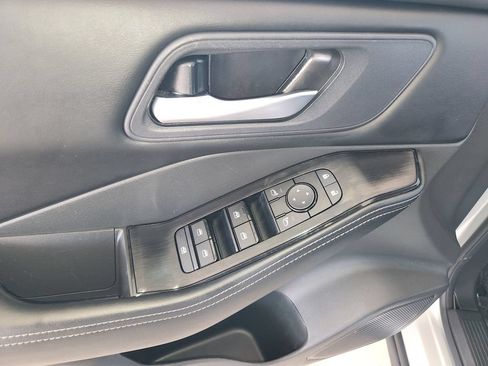 Used 2025 Nissan Rogue SV FWD image 29