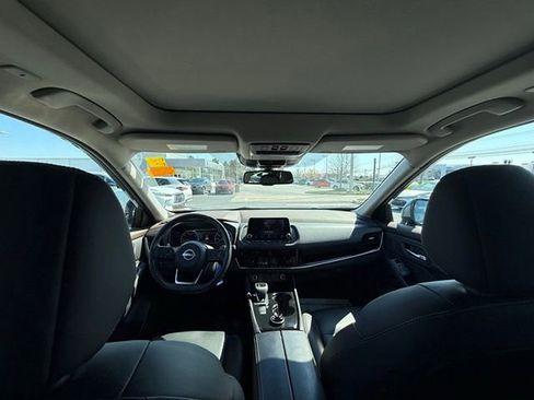 Used 2023 Nissan Rogue SL image 2