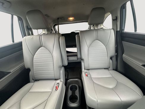 Used 2022 Toyota Highlander XLE FWD image 12