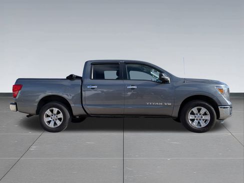 Used 2018 Nissan Titan SV image 7