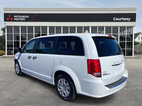 Used 2019 Dodge Grand Caravan SE image 3