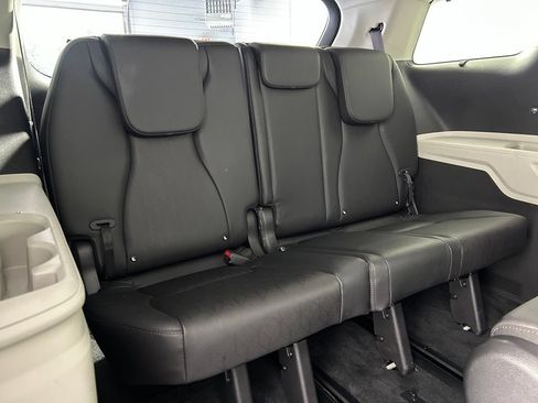 Used 2024 Kia Carnival EX FWD image 13