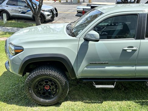 Used 2022 Toyota Tacoma TRD Off-Road w/ Technology Package AWD/4WD image 10