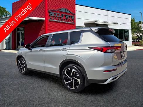 Used 2023 Mitsubishi Outlander SE FWD image 3
