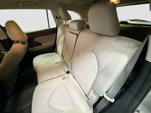 Used 2025 Toyota Highlander LE image 23