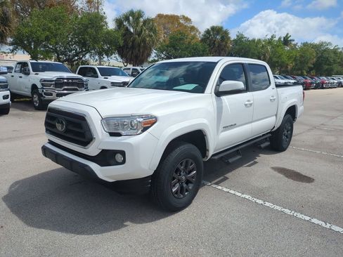 Used 2022 Toyota Tacoma SR5 w/ Technology Package image 10