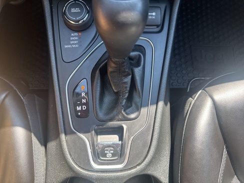 Used 2019 Jeep Cherokee Latitude Plus w/ Comfort/Convenience Group image 25