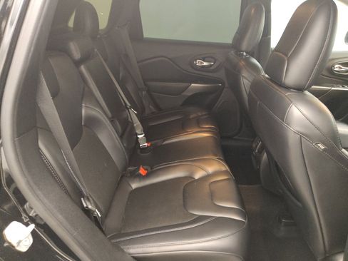 Used 2021 Jeep Cherokee Latitude Plus FWD image 19