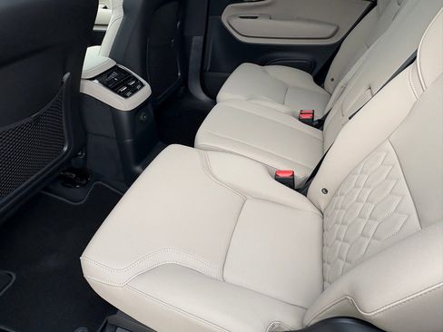 New 2025 Volvo XC90 T8 Core image 21