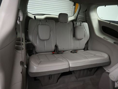 Used 2021 Chrysler Pacifica Touring-L image 59