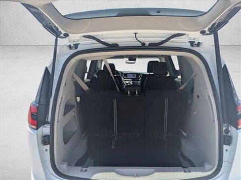 Used 2024 Chrysler Pacifica Touring-L FWD image 7