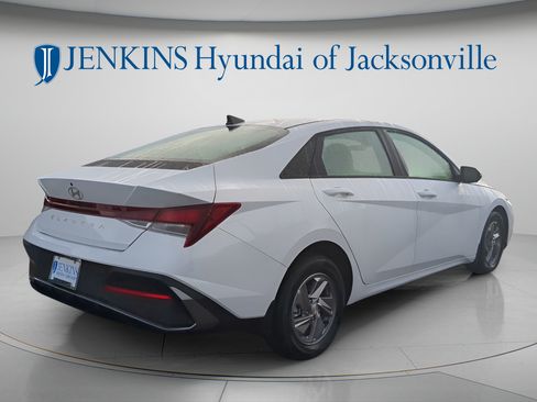 New 2025 Hyundai Elantra SE FWD image 3