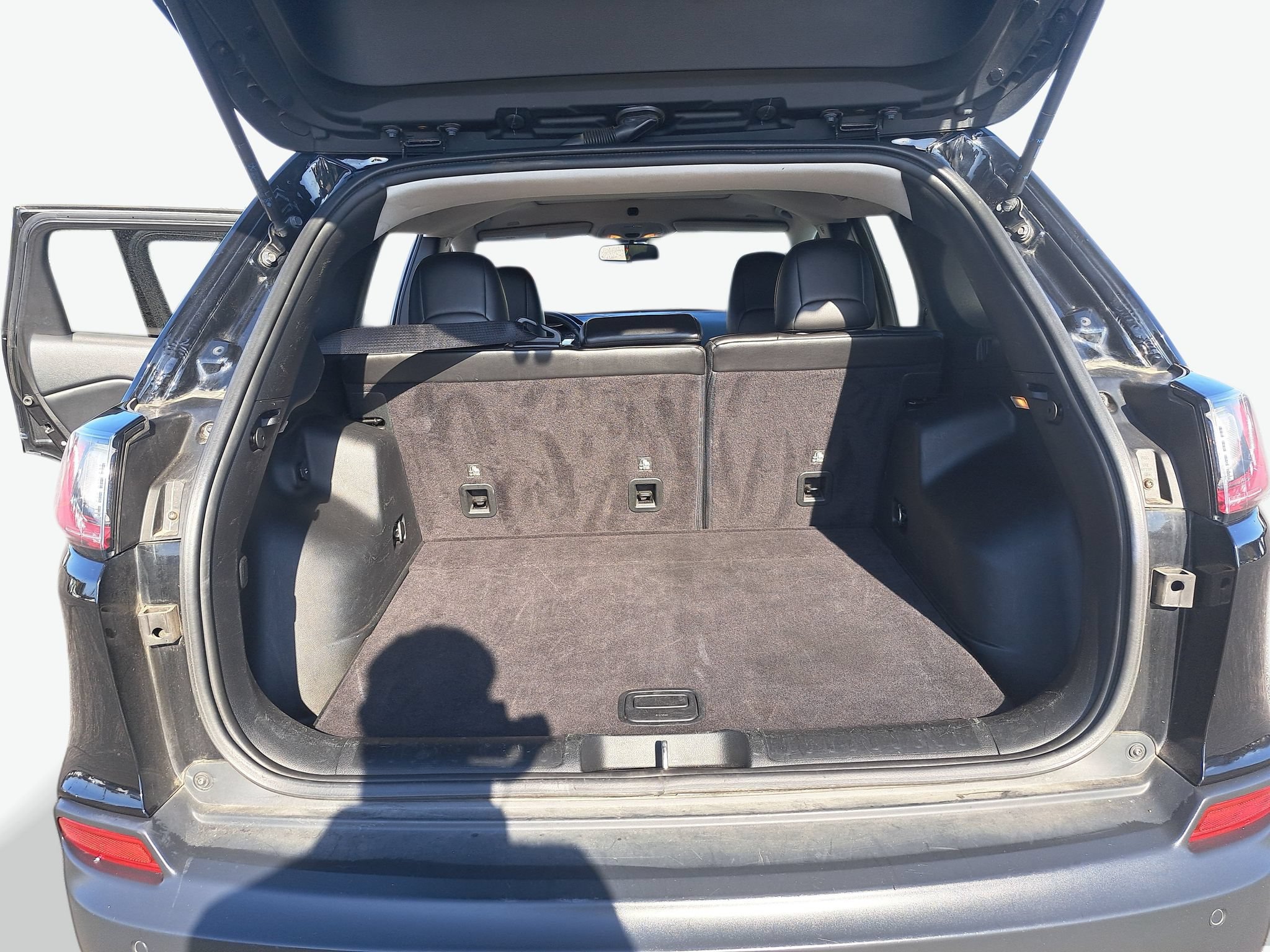 Used 2019 Jeep Cherokee Latitude Plus w/ Cold Weather Group AWD/4WD image 13