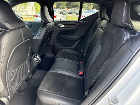 Used 2019 Volvo XC40 T4 R-Design image 10