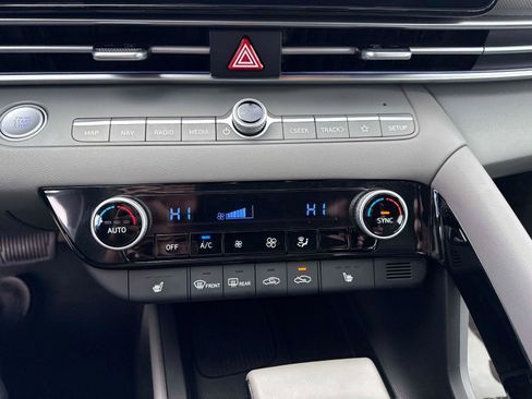 Certified 2025 Hyundai Elantra SEL image 25