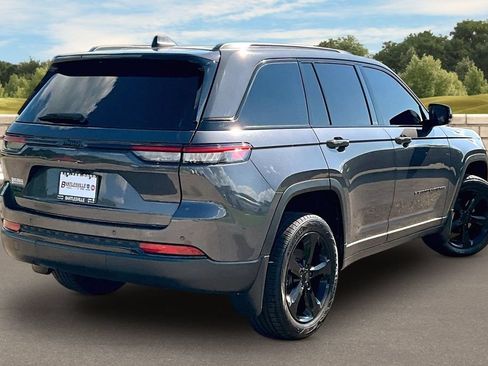 Used 2022 Jeep Grand Cherokee Altitude AWD/4WD image 12
