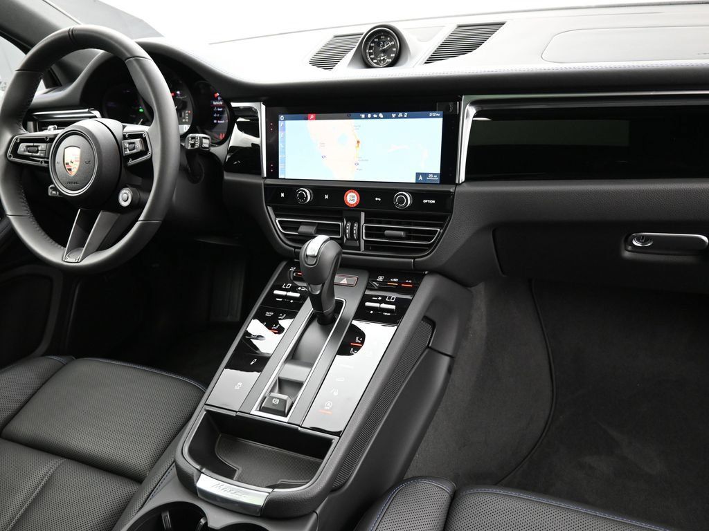 Certified 2025 Porsche Macan AWD/4WD image 28