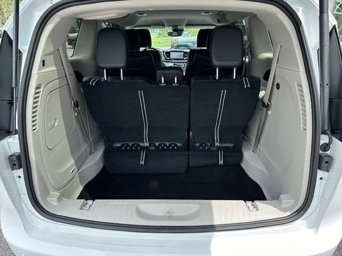 New 2023 Chrysler Pacifica Touring-L image 29