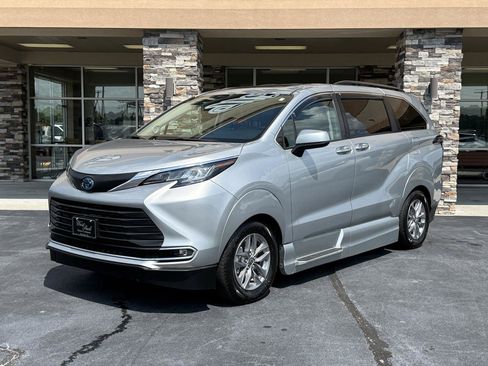 Used 2022 Toyota Sienna XLE w/ XLE Plus Package FWD image 1
