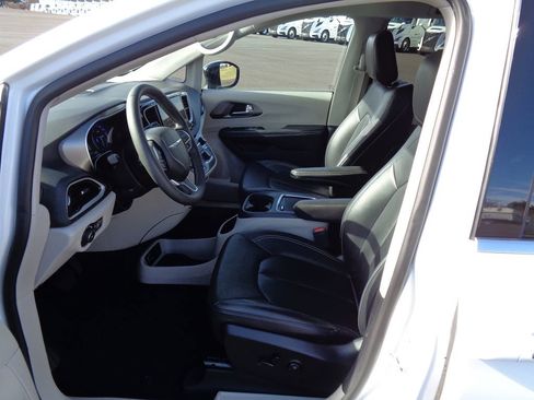 Certified 2024 Chrysler Pacifica Touring-L image 8