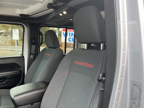 Used 2024 Jeep Gladiator Rubicon w/ Convenience Group image 16